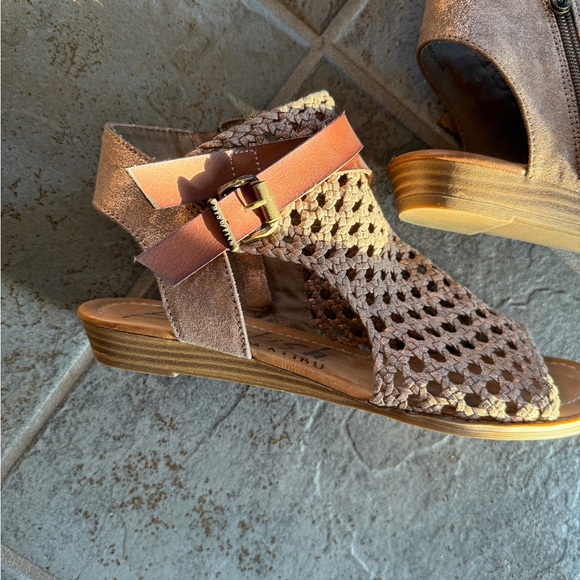 Stylish Coppery Gold Woven Sandals with leather straps - Picture 5 of 5